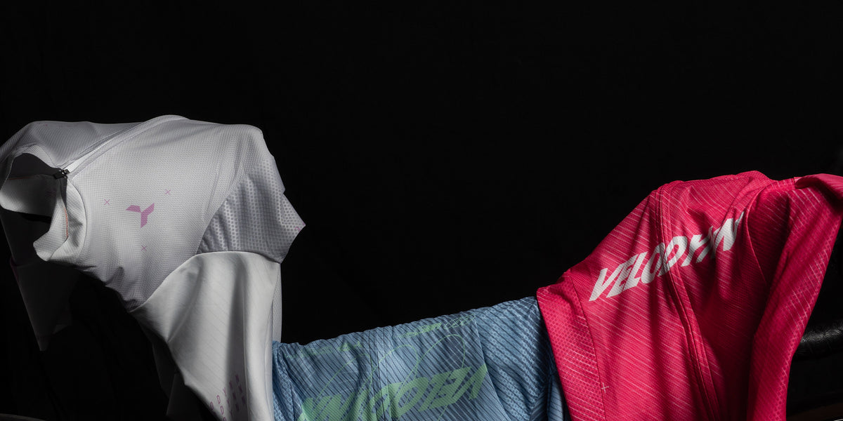 Los tres maillots Velodynn colgados sobre una bici