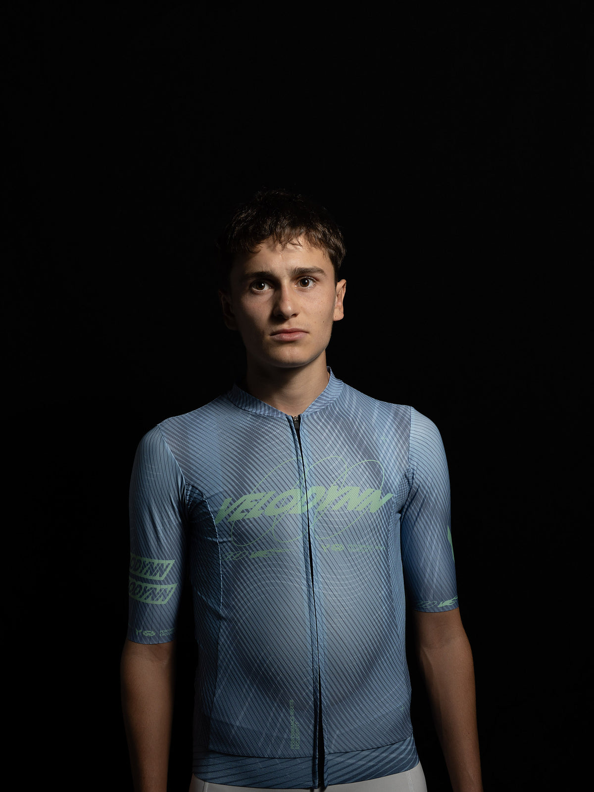 Ciclista con el maillot Grafito, vista frontal