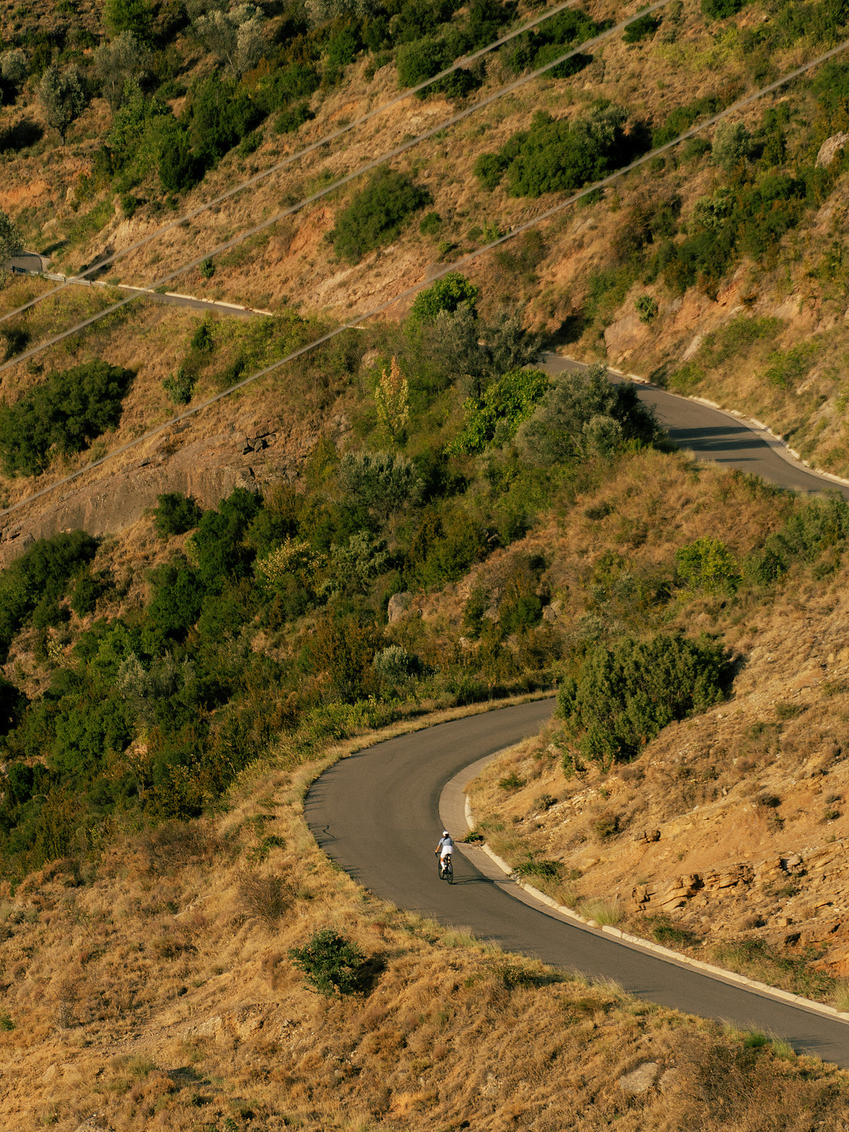Carretera de montaña llena de curvas vista desde arriba