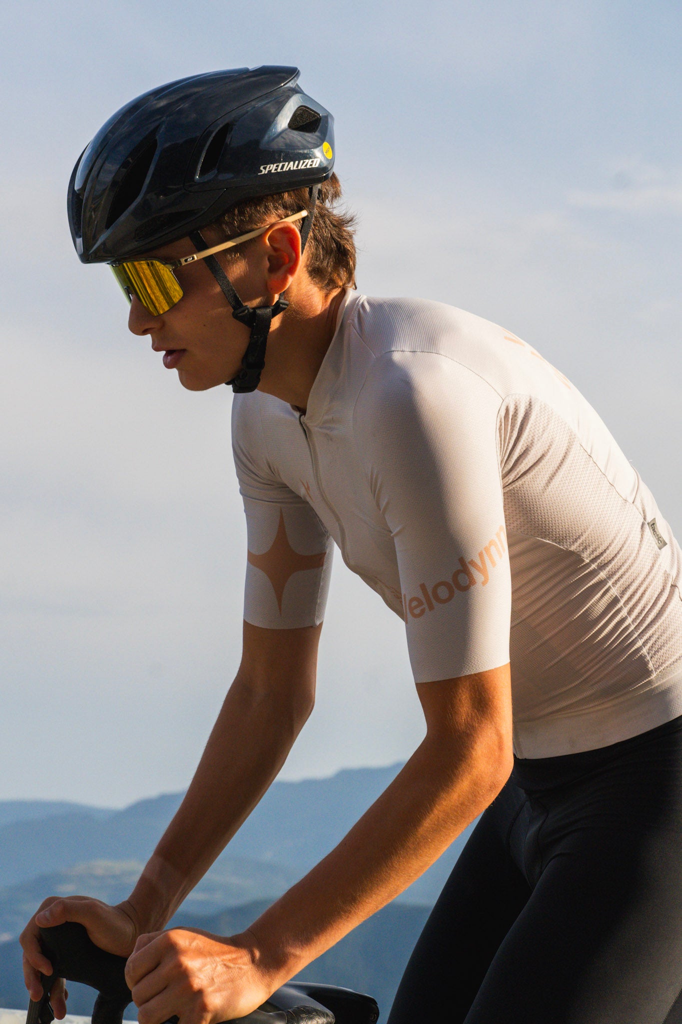 Detalle del maillot Velodynn en perfil, con el logotipo en la manga
