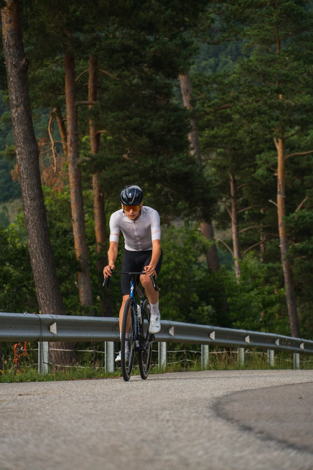 Ciclista con maillot Velodynn subiendo un puerto de montaña en los Pirineos