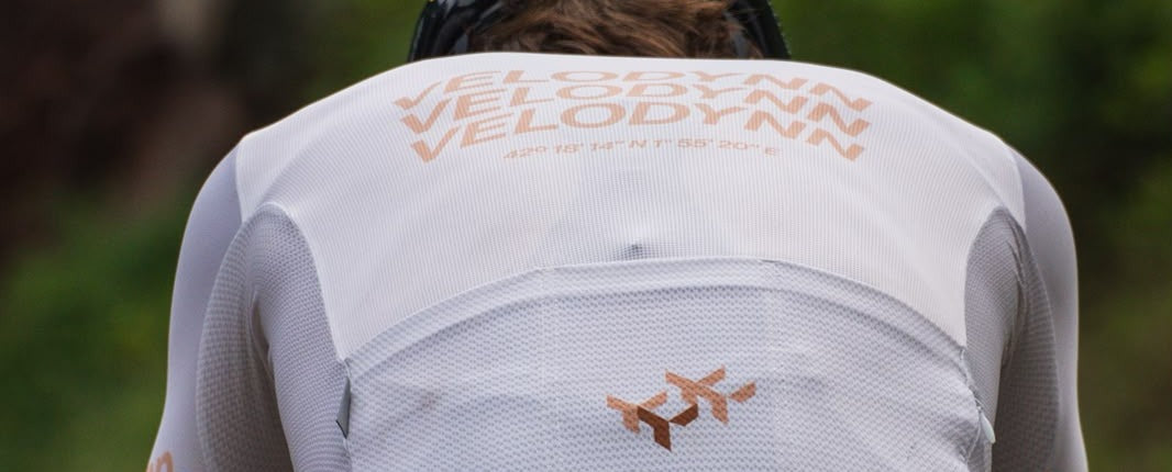 Espalda del maillot Velodynn con el nombre de la marca repetido y las coordenadas del puerto