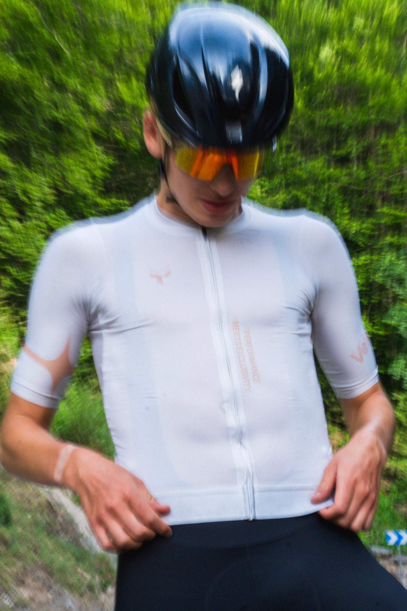 Ciclista en movimiento con desenfoque de velocidad, con el maillot Velodynn